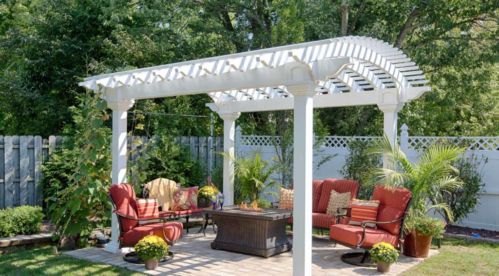 Pergola with curved top