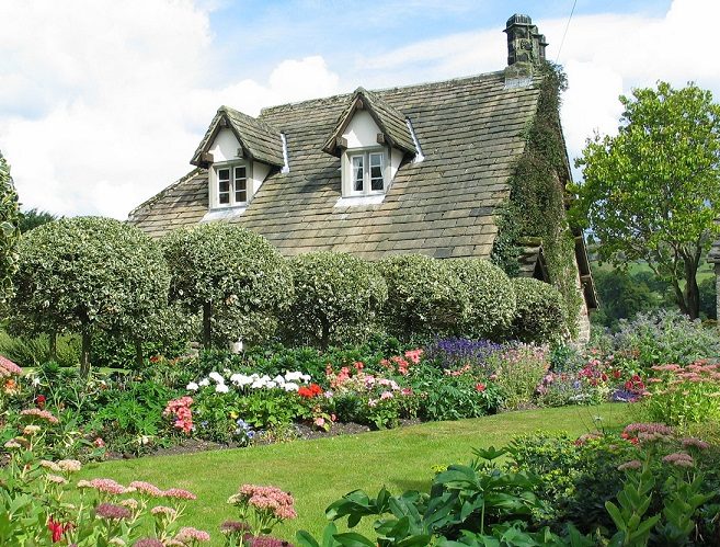 english-country-garden-lawn path